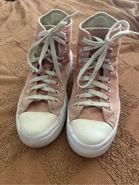 Converse High-Top Canvas Sneakers in Light Pink